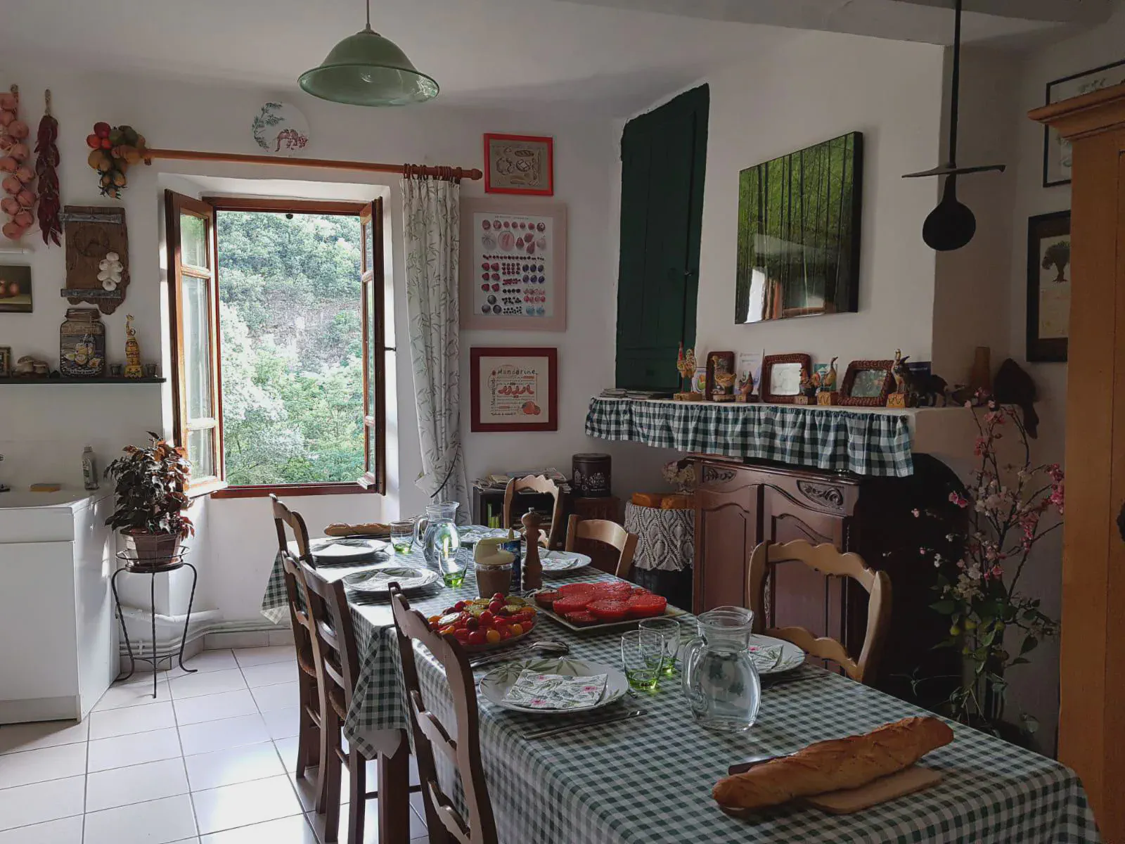 La salle des repas, table dressée pour le dîner