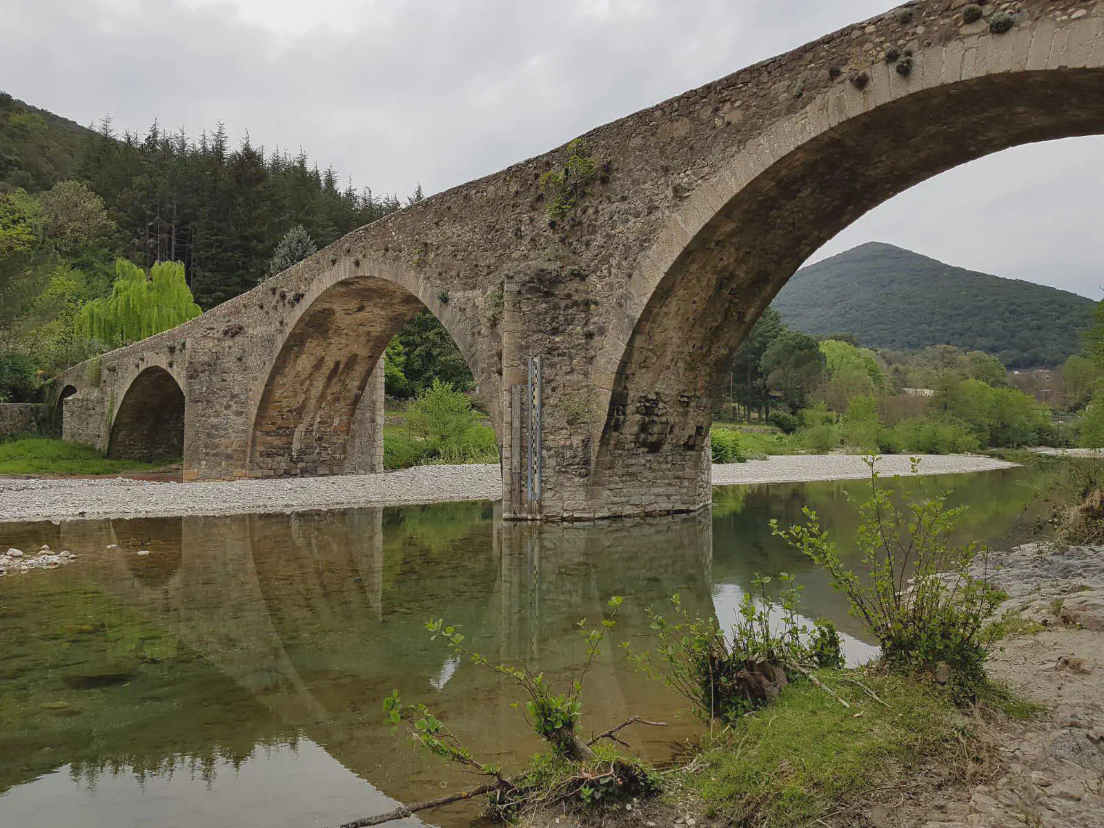 Le Pont des Camisards et son reflet dans le Gardon