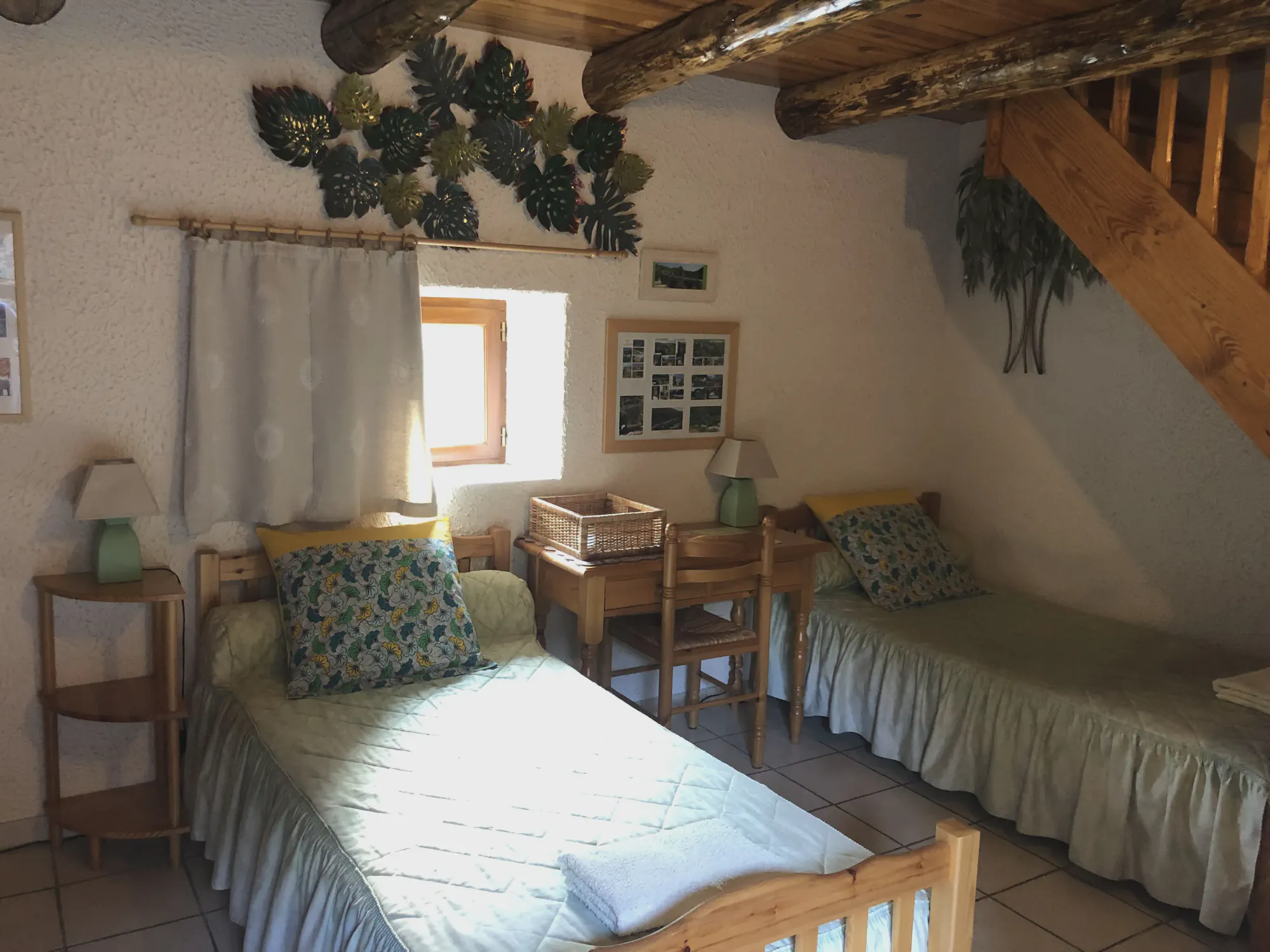 La chambre La Clède, ses lits et l'escalier de la mezzanine